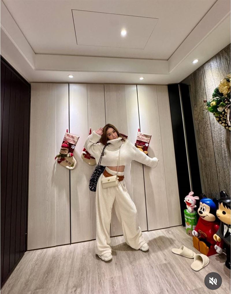 許維恩外出中空穿搭。（圖／翻攝自IG）