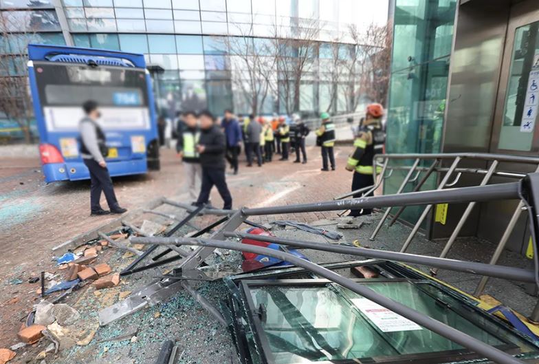 首爾一輛公車不明原因暴衝上人行道、撞到大樓，滿地都是建築物、車輛零件碎片。（圖／翻攝自X@hankookilbo）