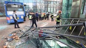 首爾一輛公車衝上人行道、撞進大樓，滿地都是建築物、車輛零件碎片。（圖／翻攝自X@hankookilbo）

