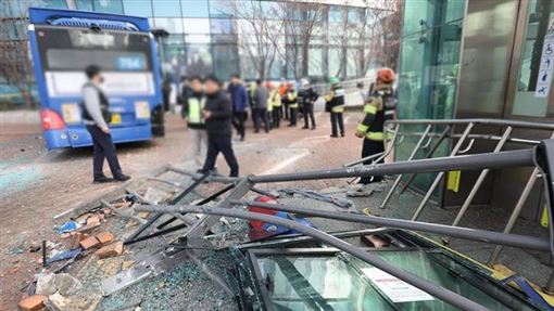 韓國公車人行道暴衝「撞碎大樓」13人受害