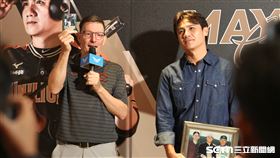 統一獅內野手陳鏞基宣布今年球季後引退，當年簽下他的水手球探拿出第1張球員卡。（圖／記者劉彥池攝影）