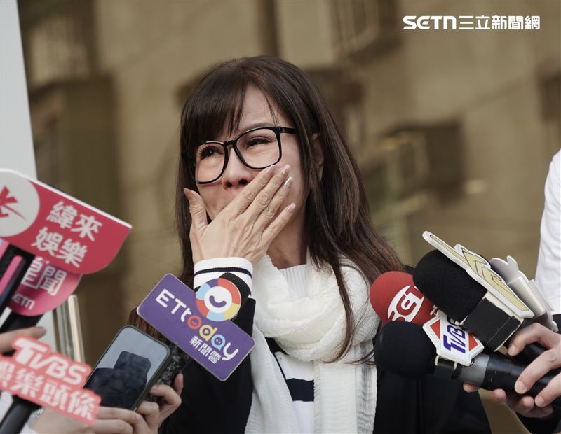 龍千玉淚崩離開曹西平靈堂。（圖／記者趙于瑩攝影）