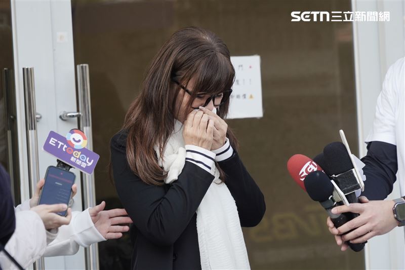 龍千玉淚崩離開曹西平靈堂。（圖／記者趙于瑩攝影）