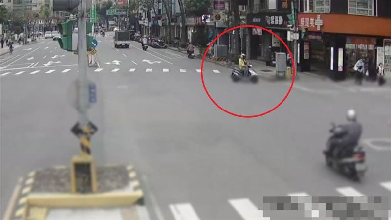 通緝犯羅男見到警方就落跑。（圖／翻攝畫面）