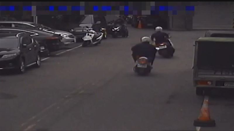 警方衝入民宅，逮捕藏匿的通緝犯羅男。（圖／翻攝畫面）