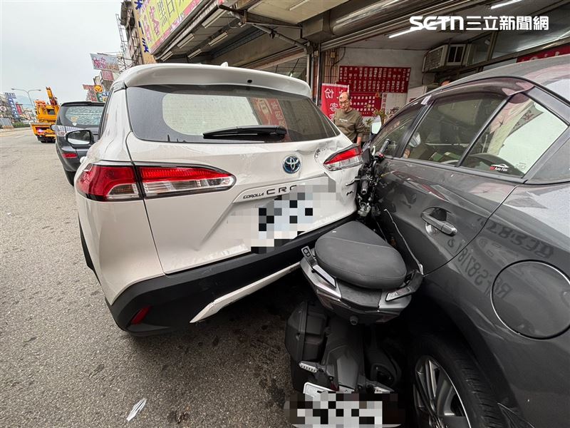 苗栗台6線一輛吊臂車失控追撞路邊11輛汽機車，現場一片狼藉。（圖／翻攝畫面）