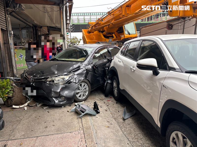 苗栗台6線一輛吊臂車失控追撞路邊11輛汽機車，現場一片狼藉。（圖／翻攝畫面）