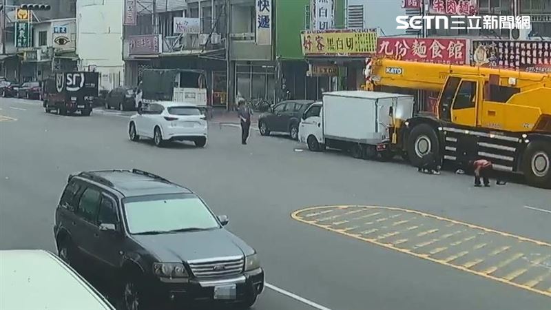 苗栗台6線一輛吊臂車沿路追撞11輛汽機車，一名24歲外送員停路邊等餐慘遭捲入車底。（圖／翻攝畫面）