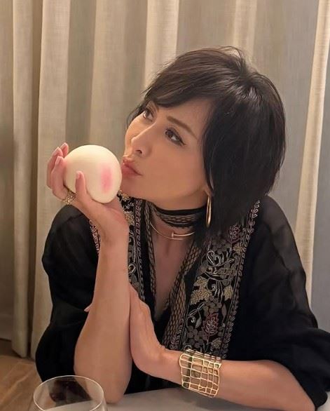 劉嘉玲也笑說，隨著年紀增長，梁朝偉近年已有明顯改變，開始願意陪她出席聚會，讓她感受到對方的體貼與成長。（圖／翻攝自劉嘉玲IG）