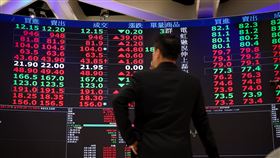 台美關稅降至15%　利多推升台股大漲（2）台美關稅降至15%不疊加，加上台積電15日法人說明會釋出多項正面訊息，推升台股16日開盤大漲逾520點，最高衝上31339.39點，寫下歷史新紀錄。圖為台灣證交所大型電子看板，民眾駐足看盤。中央社記者王騰毅攝  115年1月16日