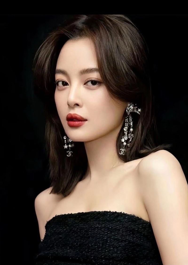 辛芷蕾在受訪時再度提到和前經紀人解約的過程，坦言當時自己處理得不夠好。（圖／翻攝自微博）