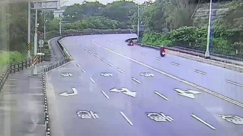 有猴子突然從路旁衝出穿越馬路，女騎士受到驚嚇不慎自摔，之後又有猴子陸續衝過馬路。（圖／翻攝畫面）