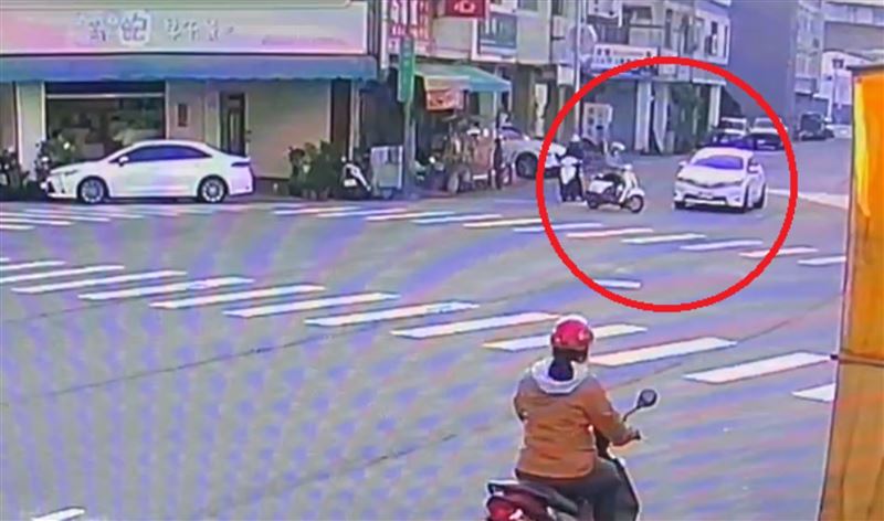 簡姓老婦突然從路邊竄出迴轉遭撞。（圖／翻攝畫面）