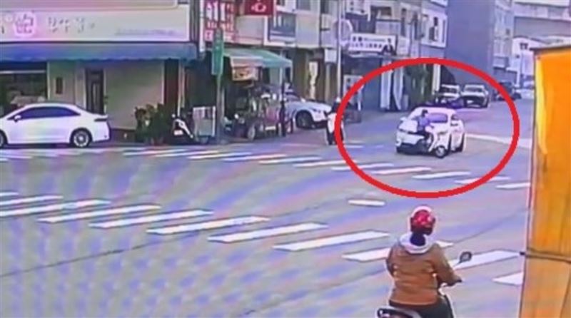 老婦違規迴轉遭撞擊，肇事後又逃離現場。（圖／翻攝畫面）