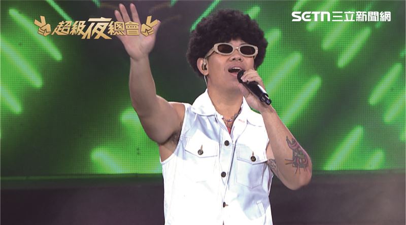 比杰演唱改編歌曲（圖／超級夜總會提供）