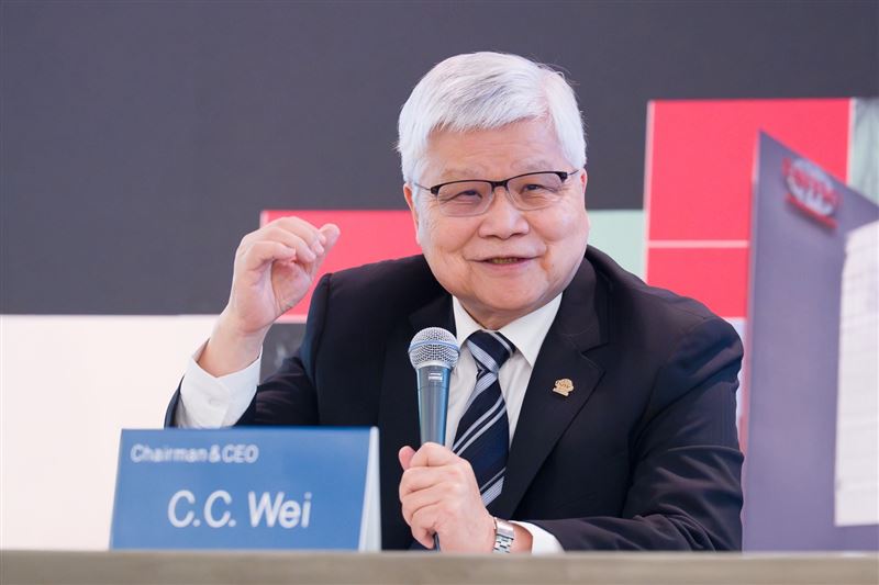 台積電加強跨製程技術的產能優化，包括在7奈米、5奈米和3奈米製程技術之間提供靈活的產能支援，以支持我們的獲利能力，意即優化這些奈米製程，讓它們高效能運用。圖為董事長魏哲家。（圖／台積電提供）