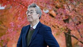 香港商業電台播放了逾22年的時事及清談節目「光明頂」預計19日停播，主持人之一的陶傑在臉書發文表示，這是社會對言論自由的哀悼。（圖擷取自陶傑臉書）