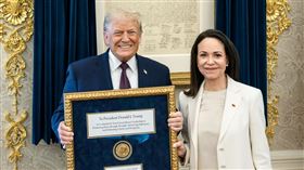 馬查多赴白宮會川普，獻諾貝爾和平獎章爭取影響力。（圖／翻攝自X平台 @WhiteHouse）