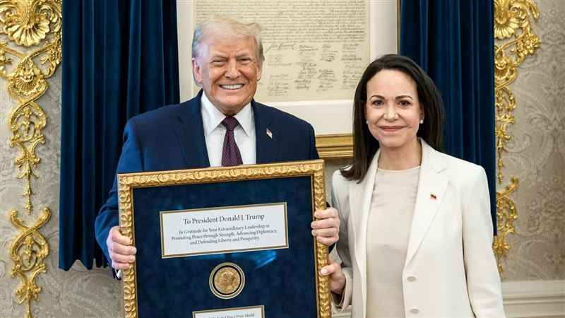 馬查多赴白宮會川普，獻諾貝爾和平獎章爭取影響力。（圖／翻攝自X平台 @WhiteHouse）