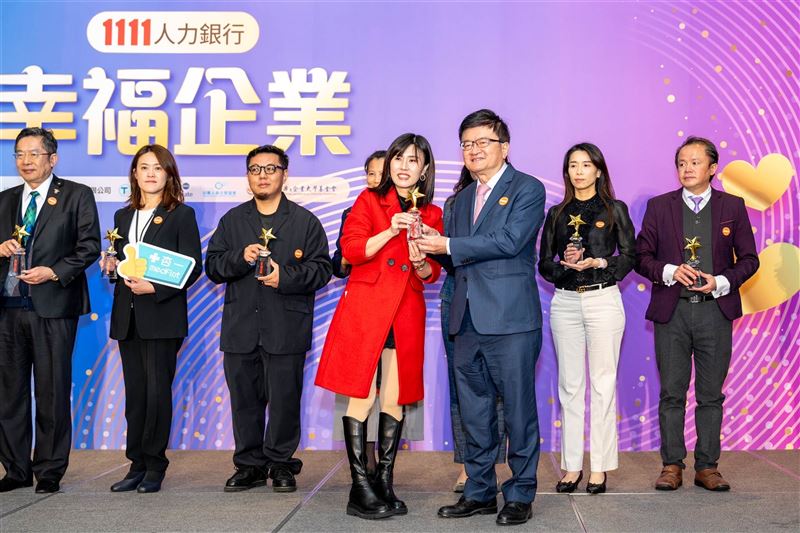 長庚醫院連續三年勇奪「幸福企業金獎」肯定， 由決策委員會主委程文俊(右)代表領獎。(圖／長庚醫院提供)