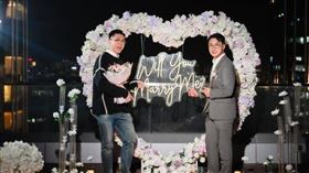 「新聞界型男」陳書君情定交往六年男友Steven，14日透過社群平台宣布訂婚。（圖／翻攝自陳書君IG）