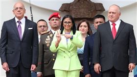 委內瑞拉代理總統羅德里格斯諷刺馬查多「獻獎」，是跪著去找川普。（圖/翻攝自羅德里格斯IG）