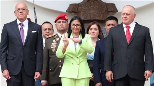 馬查多白宮獻獎川普　代理總統酸：跪著去