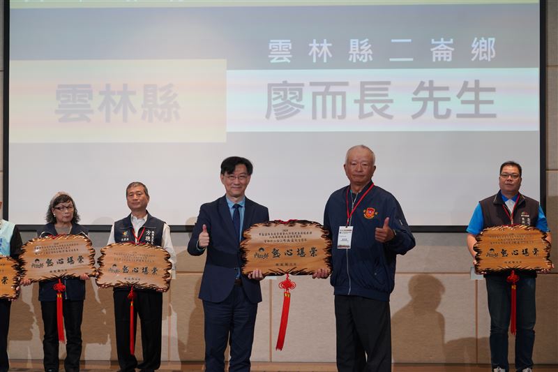 雲林縣二崙鄉廖而長先生獲頒人本環境改善推動貢獻獎。（圖／國土管理署提供）
