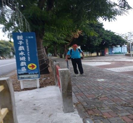 雲林縣二崙鄉廖而長先生主動清理街區環境。 （圖／摘錄自二林鄉公所提報參選簡報）