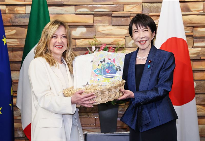 高市特別為熱愛日本動漫的梅洛尼準備了耳環，以及三麗鷗人氣角色Hello Kitty的玻璃杯作為禮物。（圖／美聯社／達志影像）