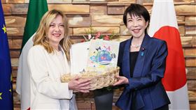 高市特別為熱愛日本動漫的梅洛尼準備了耳環，以及三麗鷗人氣角色Hello Kitty的玻璃杯作為禮物。（圖／美聯社／達志影像）