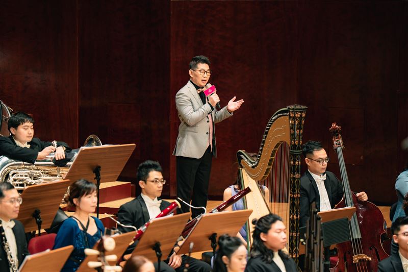 太棒了！灣聲樂團2026新年音樂會預告將歐洲巡演，讓世界聽見臺灣。圖為 導聆者15 座廣播金鐘獎得主張翰揚。（圖／灣聲樂團提供）