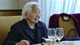 浙江溫州101歲人瑞姜月琴深夜追劇吃零食，反向養身令人嘖嘖稱奇。（圖/翻攝自揚子晚報）