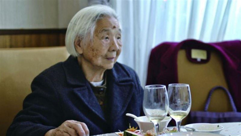 追劇零食不離手　百歲夜貓奶奶長壽關鍵曝