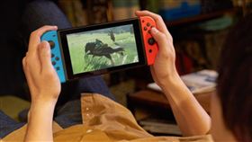 一名11歲男童僅因不滿生日當天，爸爸把他的遊戲主機任天堂Switch沒收，竟一槍把爸爸射死。示意圖，並非當事者。（翻攝自日本任天堂官網）