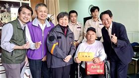 劉世芳春節前夕探視服役受傷退伍林姓弟兄。（圖／內政部提供）