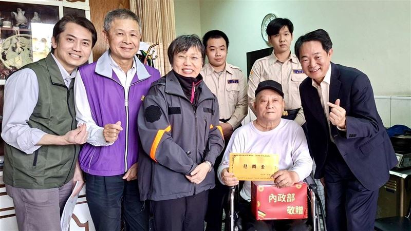 劉世芳探視服役受傷退伍弟兄　暖心畫面曝