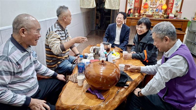 劉世芳（右2）探視服役受傷退伍劉姓弟兄。（圖／內政部提供）