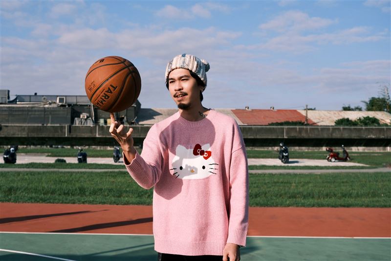 麋先生小B首度獨挑大樑擔綱主角拍攝MV，完美詮釋MV腳本真睡過頭，被虧「本色出演」。（圖／相信音樂提供）