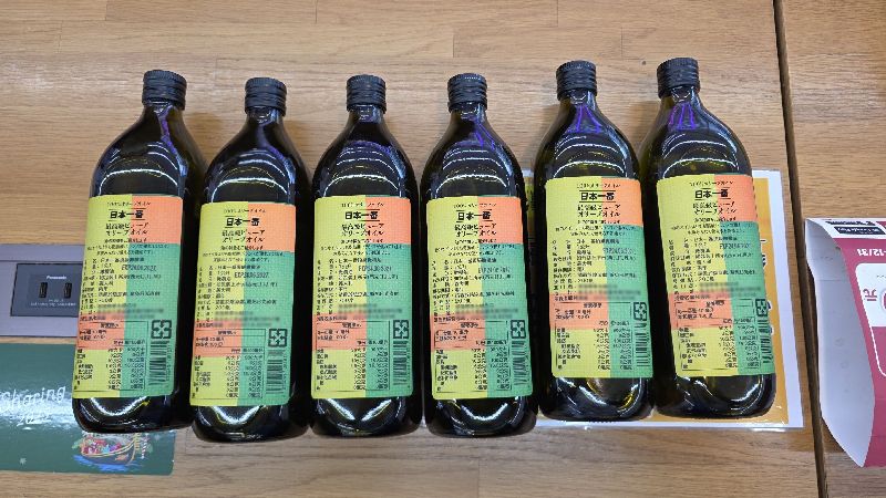 油國內2家食品公司涉嫌自國外引進低價「橄欖粕油」，假冒高價「日本一番頂級橄欖油」（圖）販售給下游廠商。衛福部食藥署表示，除相關油品全面下架回收，全案已由地檢署偵辦中。（食藥署提供）