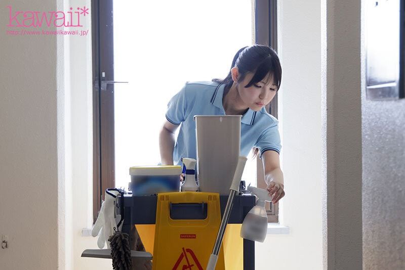 20歲小泉楓青春無敵，有著F罩杯美胸以及54公分、折合不到22吋的小蠻腰。（圖／翻攝自Ｘ）