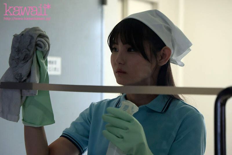 清潔人員小泉楓被分配去打掃男生廁所，看到男生小便超興奮，於是出道成為AV女優。（圖／翻攝自Ｘ）