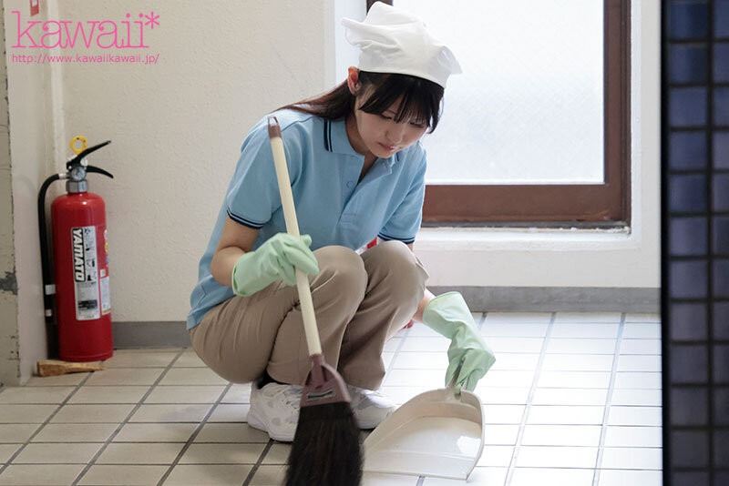 清潔人員小泉楓被分配去打掃男生廁所，看到男生小便超興奮，於是出道成為AV女優。（圖／翻攝自Ｘ）