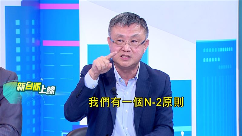 對於藍白質疑台積電赴美設廠「掏空說」，財經專家朱岳中指出，台灣嚴守 「N-2 原則」，即外移技術必須落後台灣兩代，台積電核心技術始終根留台灣。(圖/新台派上線)