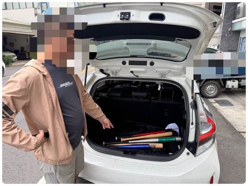 犯案用的鋁棒、木棒全被警方查扣。（圖／翻攝畫面）