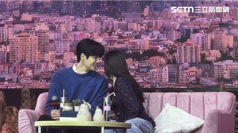 金宣虎高允貞印尼放閃　近距離咬耳朵甜爆