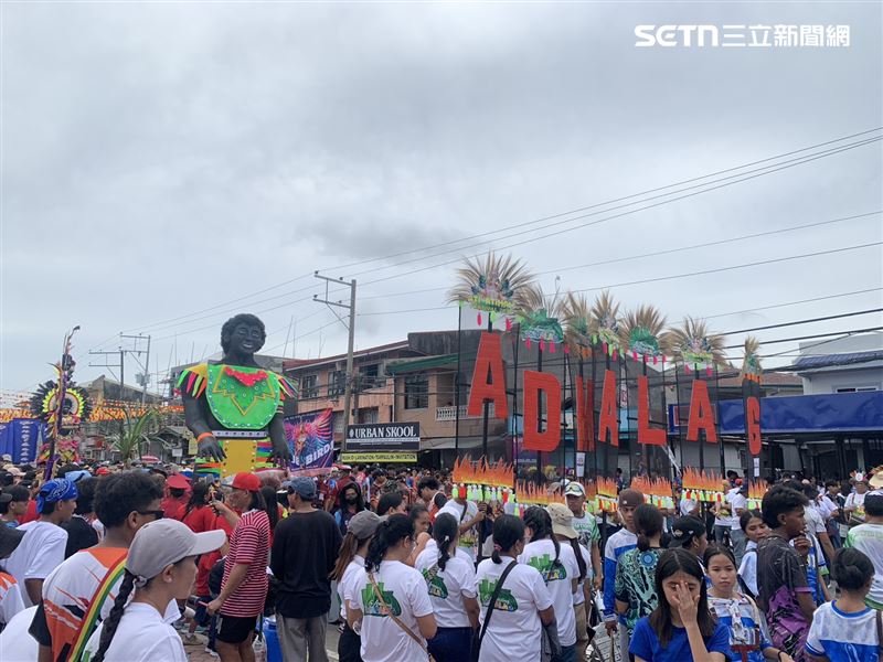 阿克蘭正在舉辦菲律賓知名節慶阿替阿替漢節。（圖／南市府提供）