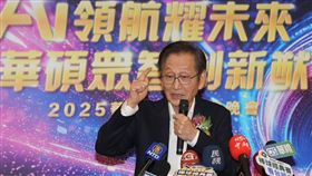 華碩集團董事長施崇棠今天化身艦隊司令的角色出席「2025華碩歲末聯歡晚會」。