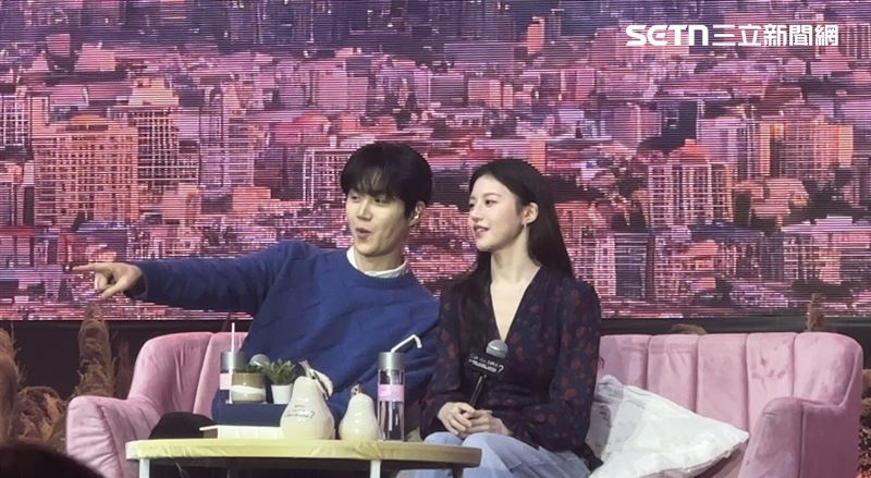 金宣虎指著觀眾席中的粉絲。（圖／記者林汝珊攝影）