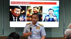 菲律賓海岸防衛隊發言人塔瑞耶拉14日在臉書貼文附上演說照片，背景是「為什麼中國持續霸凌？」為標語的習近平漫畫形象組圖。（擷取自Jay Tarriela臉書）